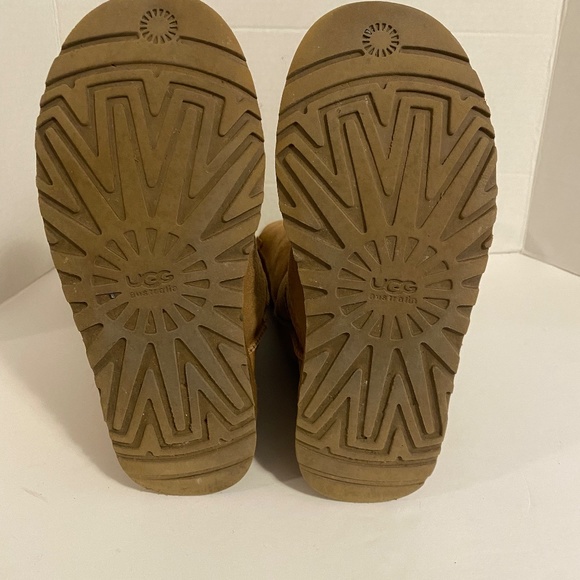 UGG Bailey Button Triplet II Sheepskin Boot, in Chestnut, Size 6 - Picture 5 of 5